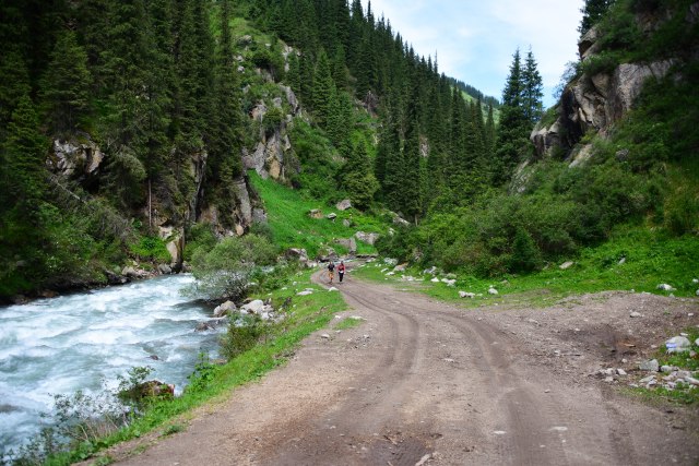 CoverMore_Lisa_Owen_Kyrgyzstan_Hiking Altyn Arashan Girls Hike